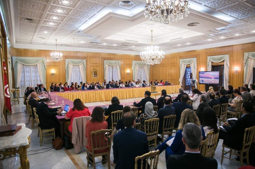 أشرفت رئيسة الحكومة السيدة نجلاء بودن رمضان ظهر اليوم الجمعة 03 جوان 2022، بقصر الضيافة بقرطاج، على اجتماع بحضور اعضاء الحكومة، وعدد من الاطارات العليا للوزارات، خصٌص لاستعراض مدى تقدم انجاز البرنامج الوطني للإصلاحات.