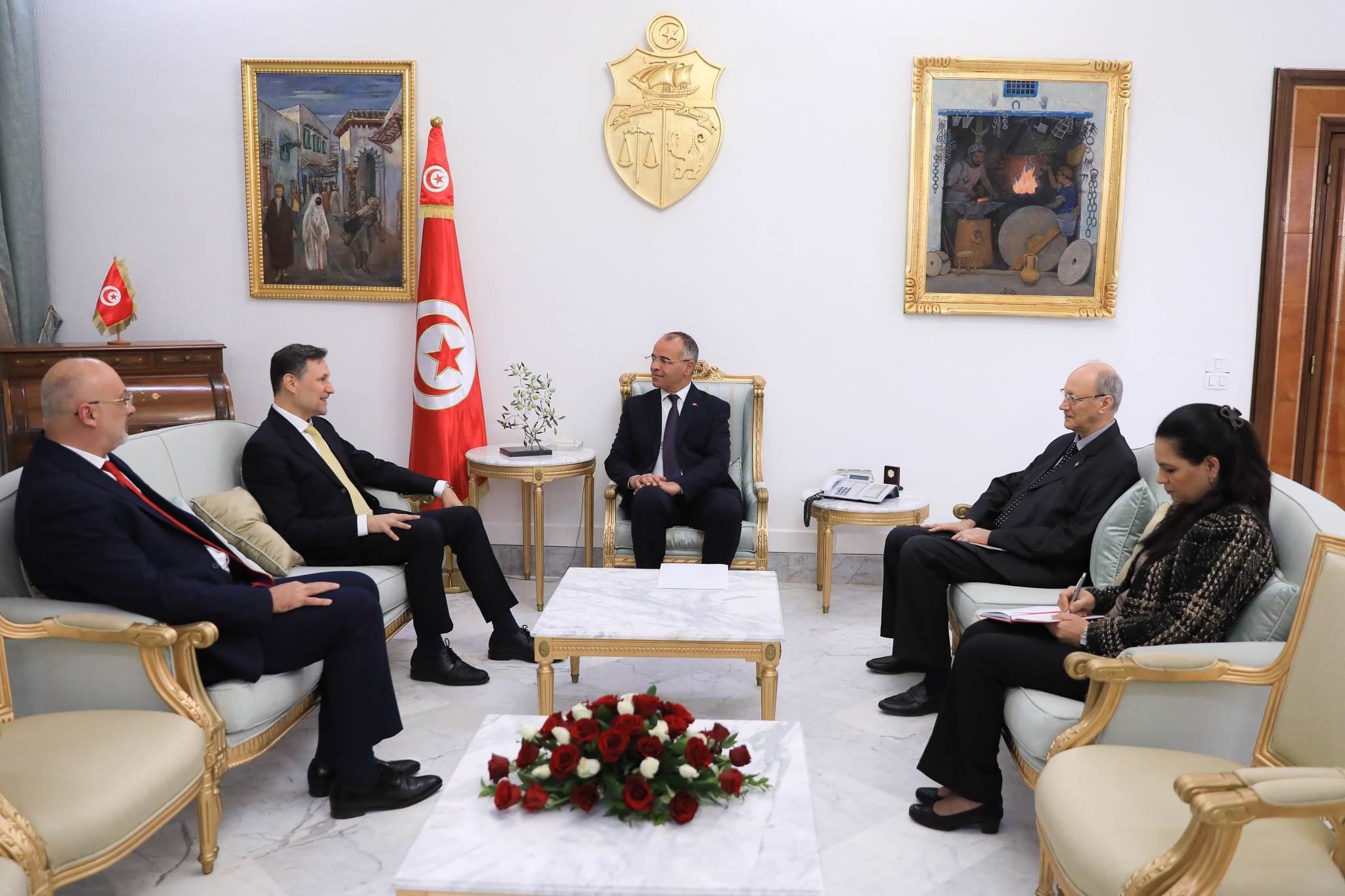 استقبل رئيس الحكومة السّيد كمال المدّوري، اليوم الخميس 5 ديسمبر 2024 بقصر الحكومة بالقصبة، السّيد آرنو بيرال، المنسّق المقيم لمنظّمة الأمم المتّحدة بتونس.