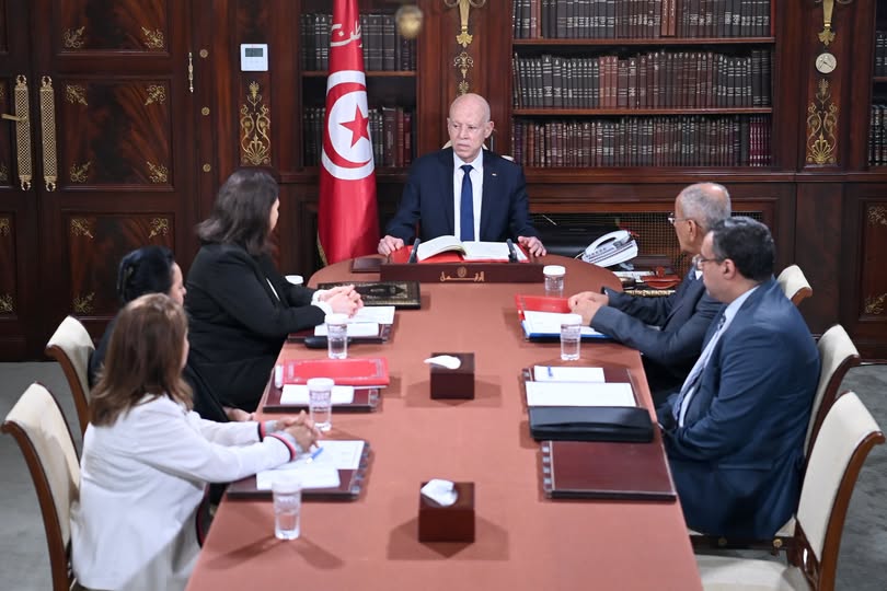 لقاء رئيس الجمهوريّة قيس سعيّد مع السيدة سارة الزعفراني الزنزري، رئيسة الحكومة، والسيّد حبيب عبيد، وزير البيئة، والسيّدة أمينة الصرارفي، وزيرة الشؤون الثقافية، والسيّدة ربيعة بالفقيرة، المديرة العامة لوكالة إحياء التراث والتّنمية الثقافية، والسيّد مهدي بالحاج، المكلف بتسيير وكالة حماية وتهيئة الشريط السّاحلي