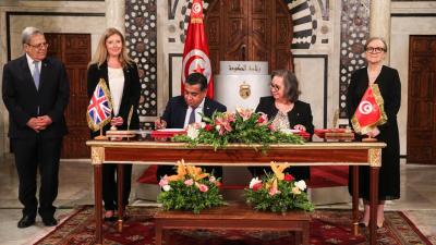  أشرفت رئيسة الحكومة السيدة نجلاء بودن مساء الثلاثاء 7 جوان 2022 بقصر الحكومة بالقصبة على موكب توقيع مذكرة تفاهم بين تونس وبريطانيا في مجال الطاقة المستدامة وذلك بحضور وزير الشؤون الخارجية والهجرة والتونسيين بالخارج السيد عثمان الجرندي ووزيرة الصناعة والمناجم والطاقة السيدة نائلة نويرة القنجي ووزير الدولة البريطاني لجنوب ووسط آسيا وشمال افريقيا و الأمم المتحدة بوزارة الخارجية والكومنولث والتنمية بالمملكة المتحدة اللورد طارق محمود أحمد وسفيرة بريطانيا بتونس السيدة هيلين وينترتون.