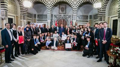  رئيس الحكومة خلال موكب تكريم مجموعة من الشباب المتميّز: أنتم درع تونس والقوة الثابتة للبناء والتشييد