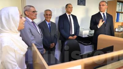 أدى رئيس الحكومة السيد كمال المدوري مساء اليوم الجمعة 18 أكتوبر 2024 زيارة غير معلنة للبناية الفرعية لرئاسة الحكومة بباب العسل